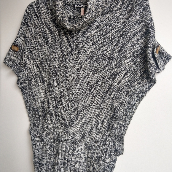 Plant gold Sleeveless Turtleneck Sweater, Size S - Picture 6 of 10